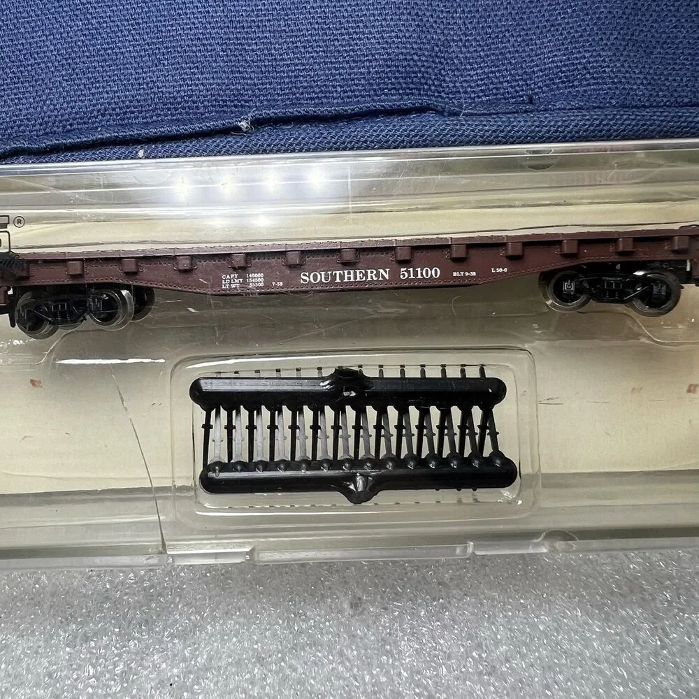 Atlas N Gauge Flat Car with Stakes Southern 3811 Brown Plastic NEW